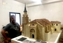 Esteban Ruiz junto a su maqueta