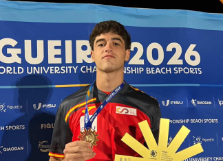 El jugador del Pinto, Roberto Cámara, campeón del mundo universitario de balonmano playa tras un verano histórico