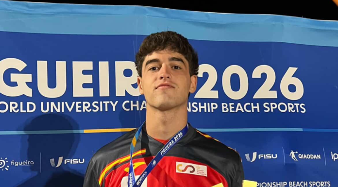 El pinteño Roberto Cámara, campeón del mundo universitario de balonmano playa tras un verano histórico